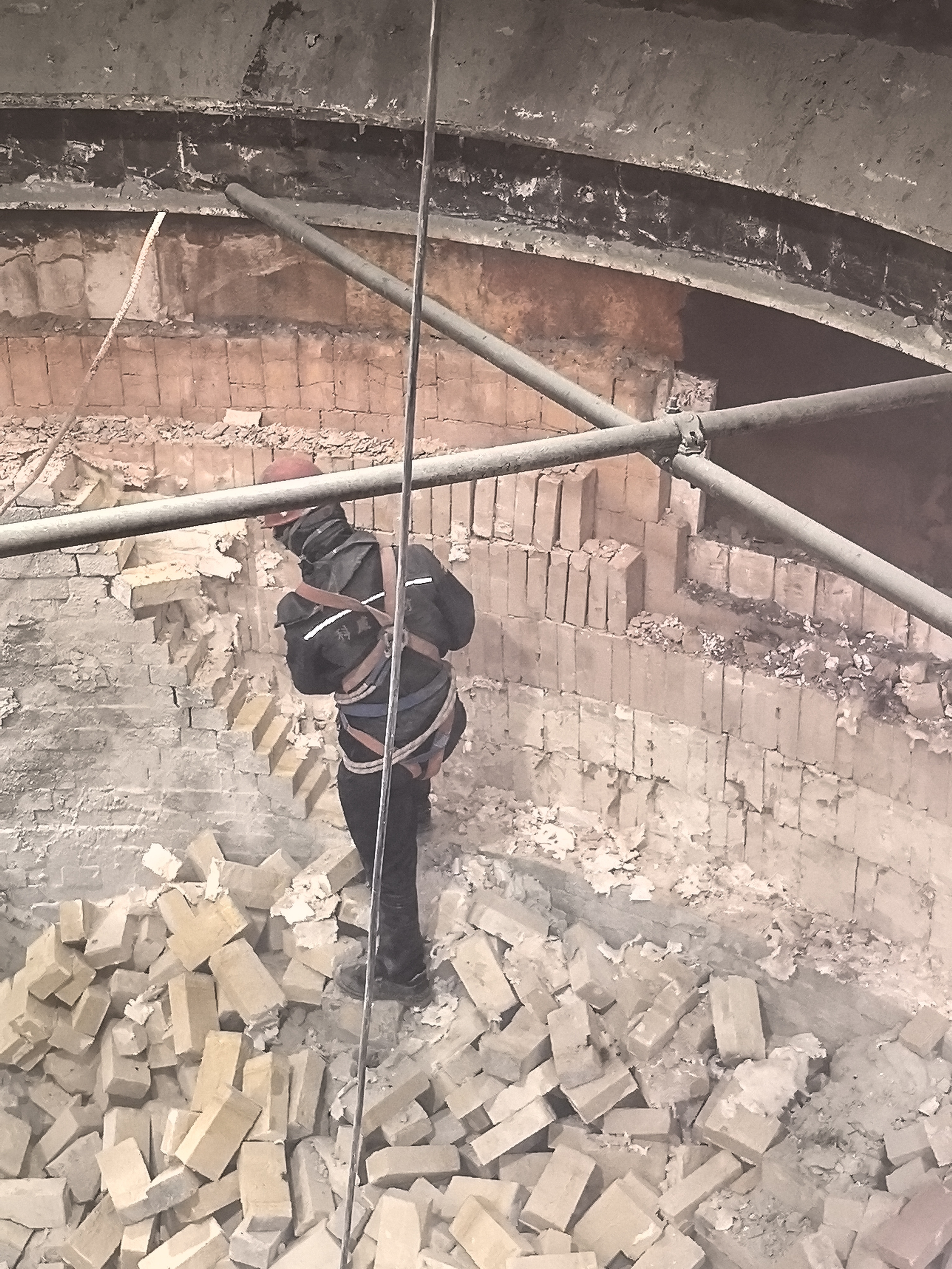 石灰窑项目窑体耐火材料拆除重建